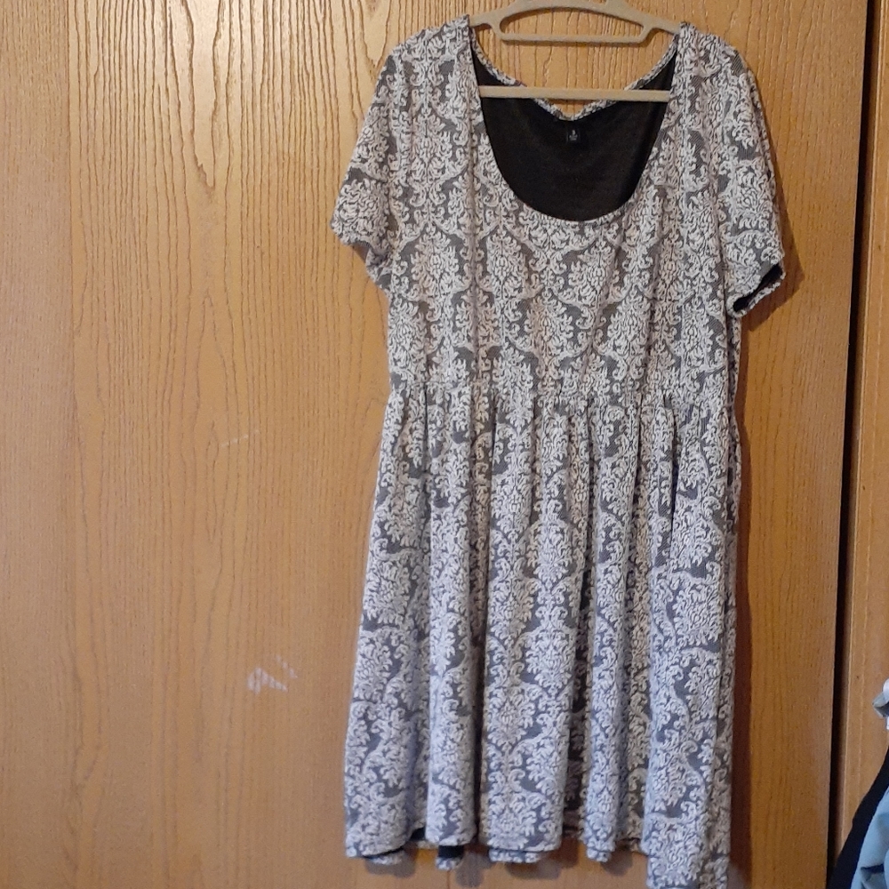 Gray and white fit and flair skater dress. 3X